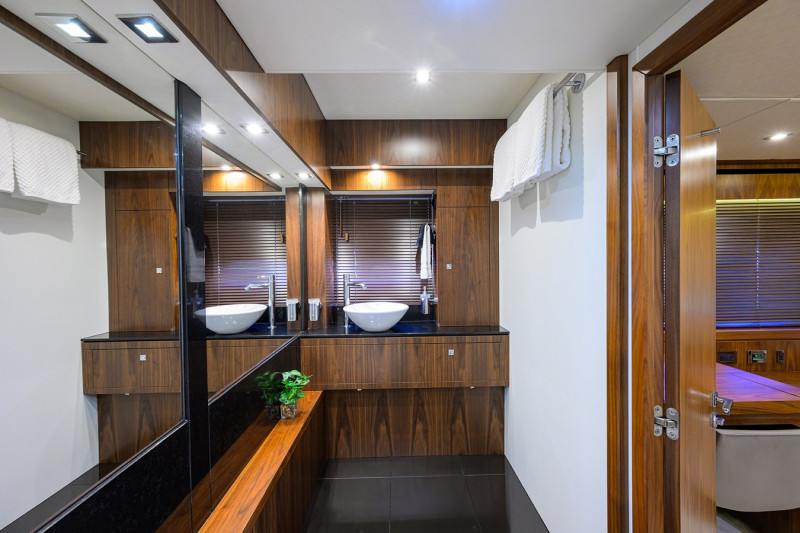 MANHATTAN 73 2014 73' 0" SUNSEEKER