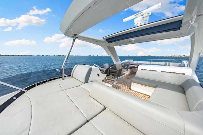 MANHATTAN 55 2021 56' 6" SUNSEEKER
