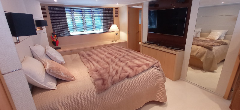 V78 2011 77' 7" PRINCESS YACHTS