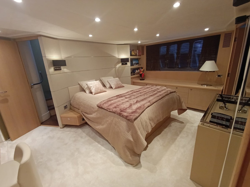 V78 2011 77' 7" PRINCESS YACHTS