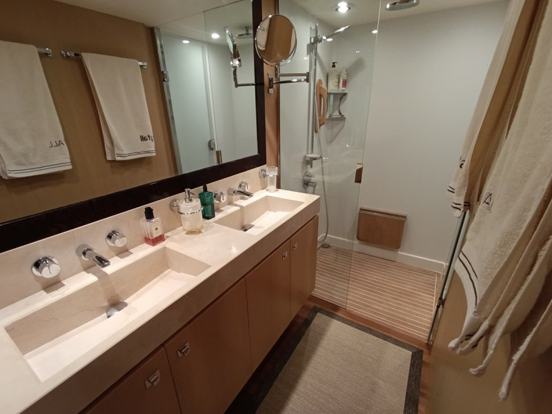 V78 2011 77' 7" PRINCESS YACHTS