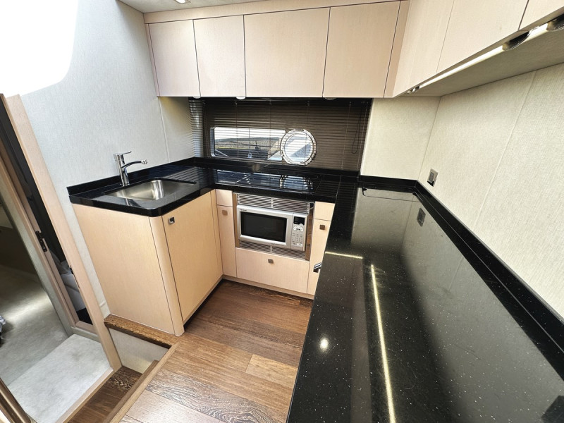 PREDATOR 57 2015 60' 1" SUNSEEKER