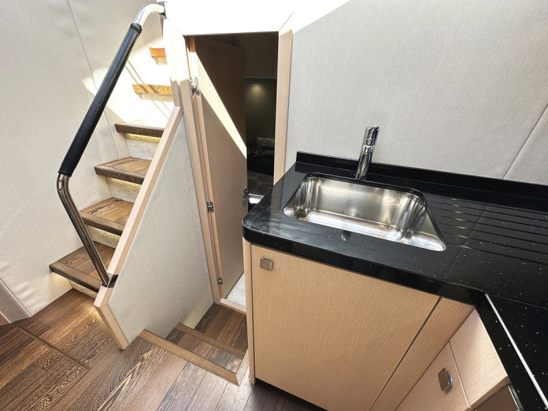 PREDATOR 57 2015 60' 1" SUNSEEKER