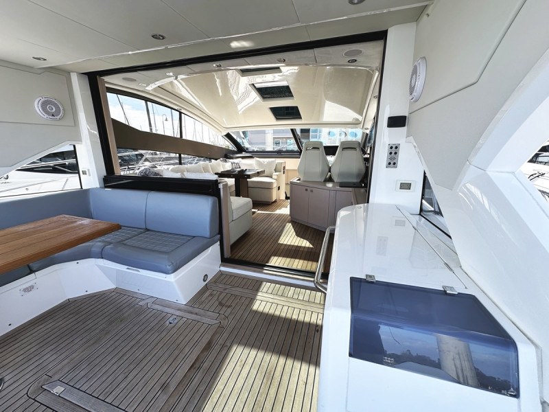 PREDATOR 57 2015 60' 1" SUNSEEKER