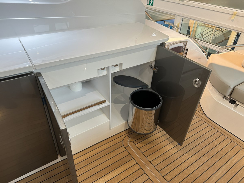 PRINCESS V40 2023 42' 7" PRINCESS YACHTS