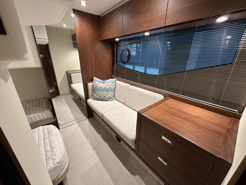 PRINCESS V40 2023 42' 7" PRINCESS YACHTS