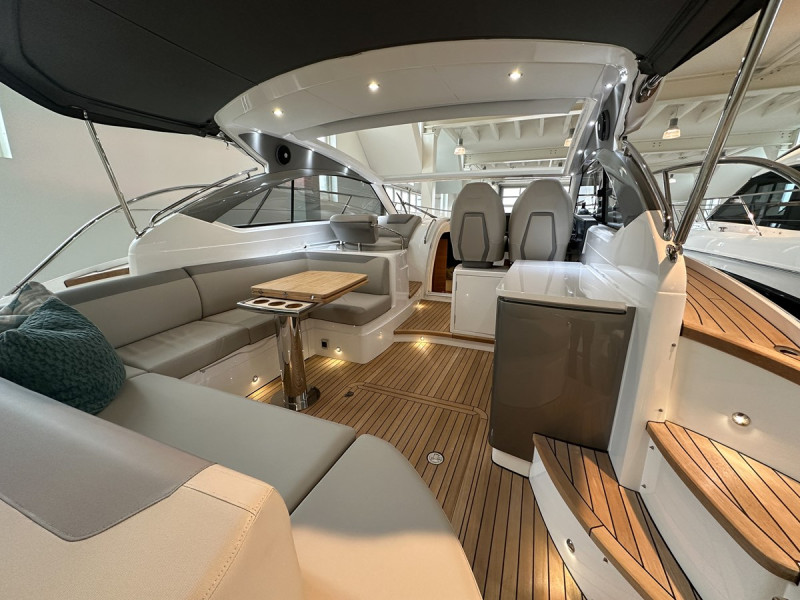 PRINCESS V40 2023 42' 7" PRINCESS YACHTS