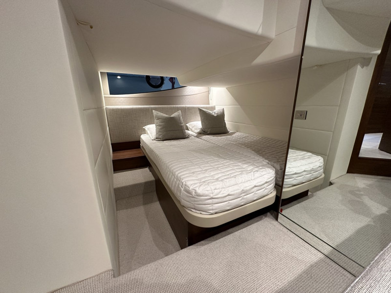 PRINCESS V40 2023 42' 7" PRINCESS YACHTS