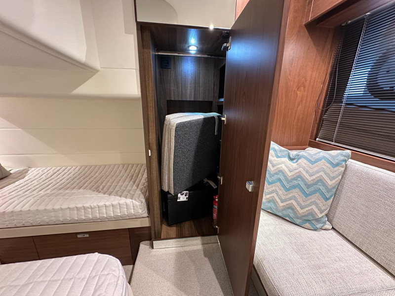 PRINCESS V40 2023 42' 7" PRINCESS YACHTS