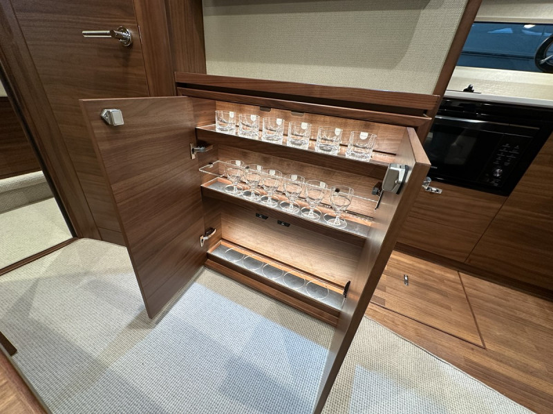 PRINCESS V40 2023 42' 7" PRINCESS YACHTS