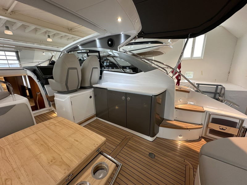 PRINCESS V40 2023 42' 7" PRINCESS YACHTS