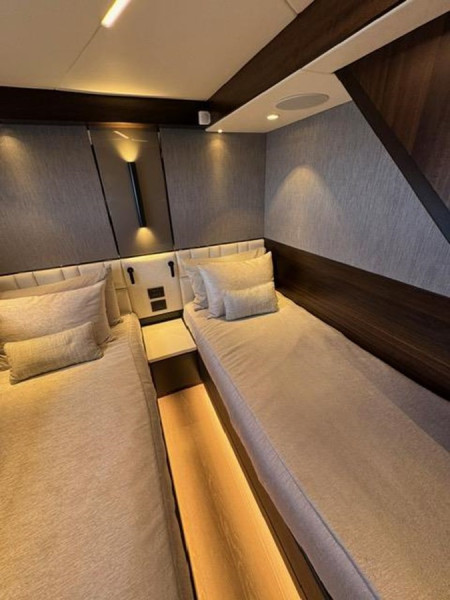 MANHATTAN 68 2022 68' 0" SUNSEEKER