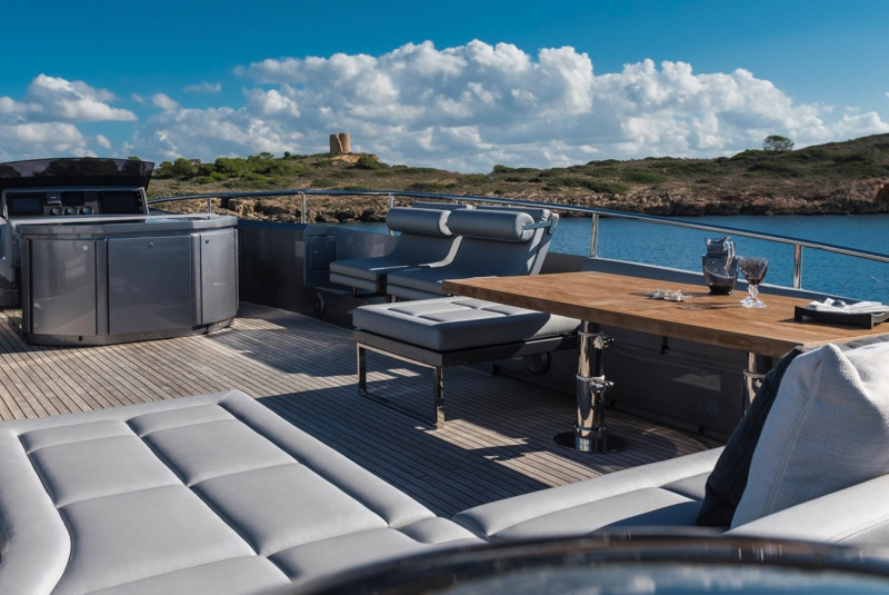 PERSHING 108 2016 108' 11" PERSHING