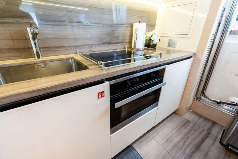 FLYBRIDGE  2018 80' 0" AZIMUT YACHTS