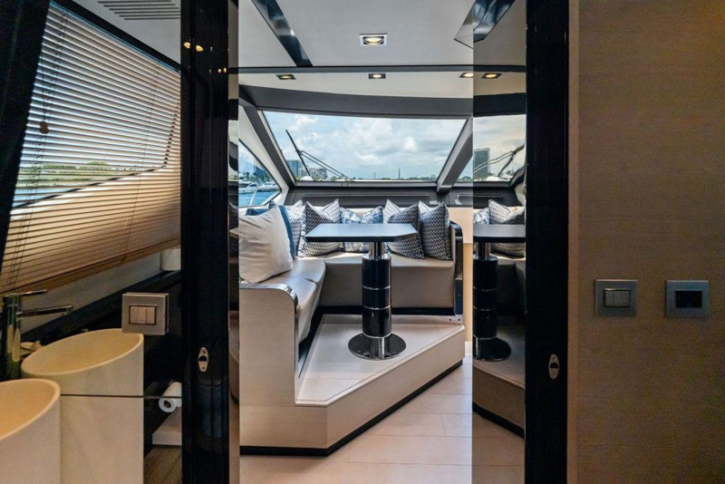 FLYBRIDGE  2018 80' 0" AZIMUT YACHTS