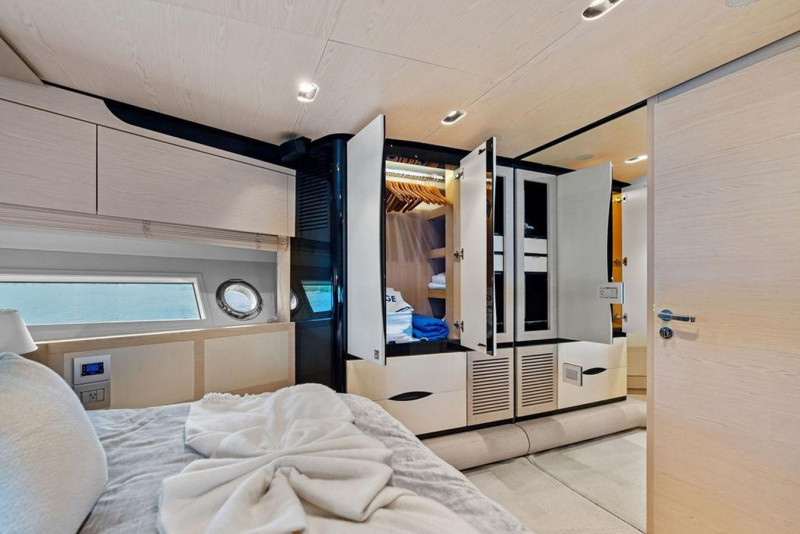 FLYBRIDGE  2018 80' 0" AZIMUT YACHTS