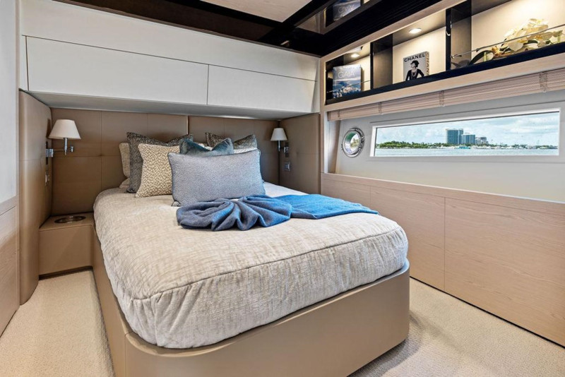 FLYBRIDGE  2018 80' 0" AZIMUT YACHTS