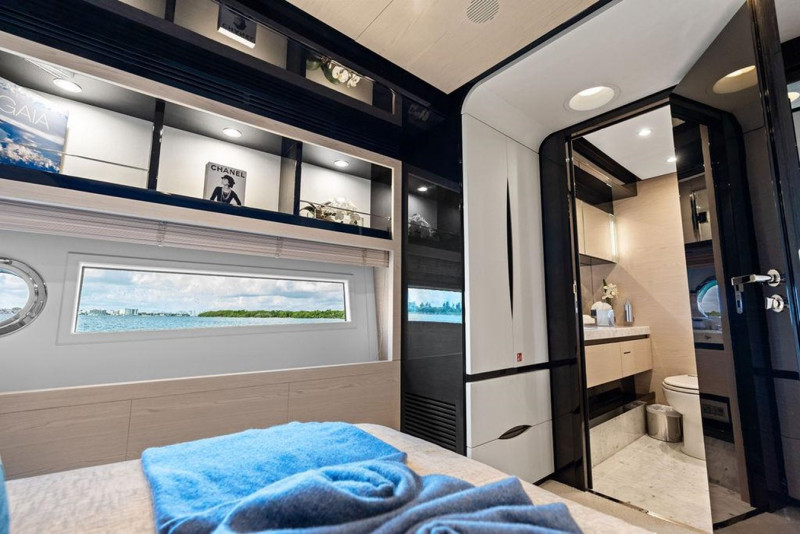 FLYBRIDGE  2018 80' 0" AZIMUT YACHTS