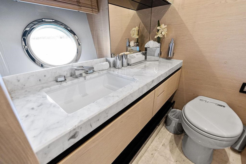 FLYBRIDGE  2018 80' 0" AZIMUT YACHTS