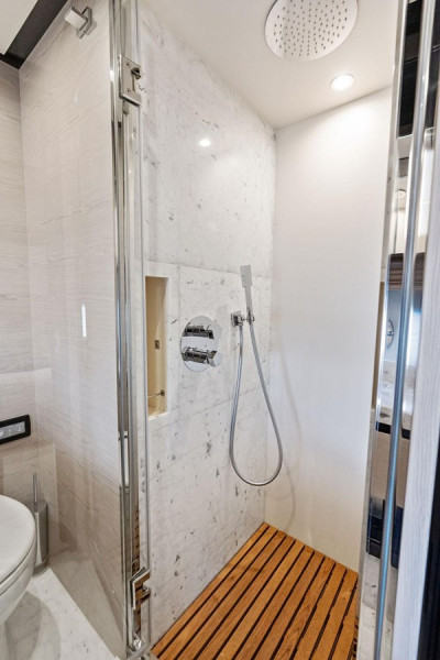 FLYBRIDGE  2018 80' 0" AZIMUT YACHTS