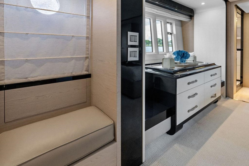 FLYBRIDGE  2018 80' 0" AZIMUT YACHTS