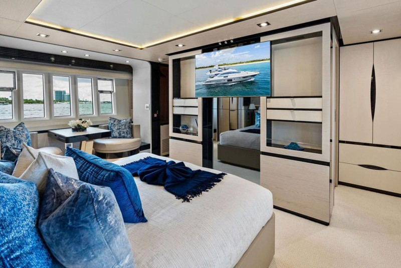 FLYBRIDGE  2018 80' 0" AZIMUT YACHTS