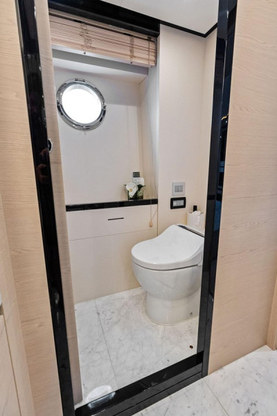 FLYBRIDGE  2018 80' 0" AZIMUT YACHTS