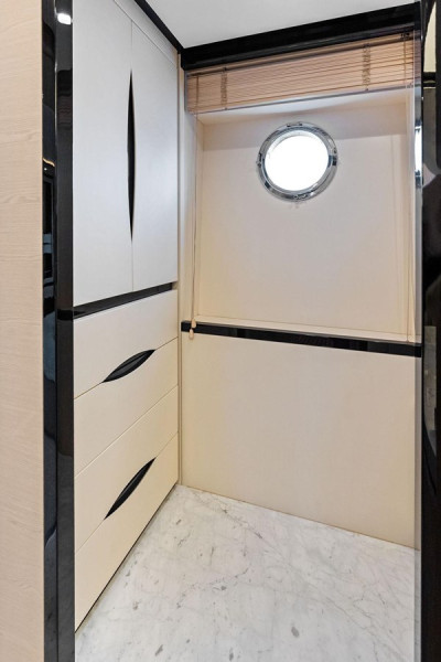 FLYBRIDGE  2018 80' 0" AZIMUT YACHTS