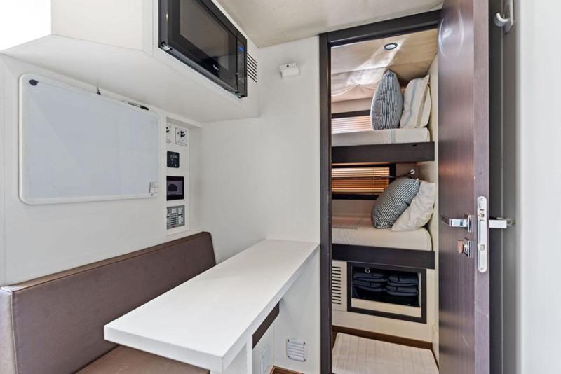 FLYBRIDGE  2018 80' 0" AZIMUT YACHTS