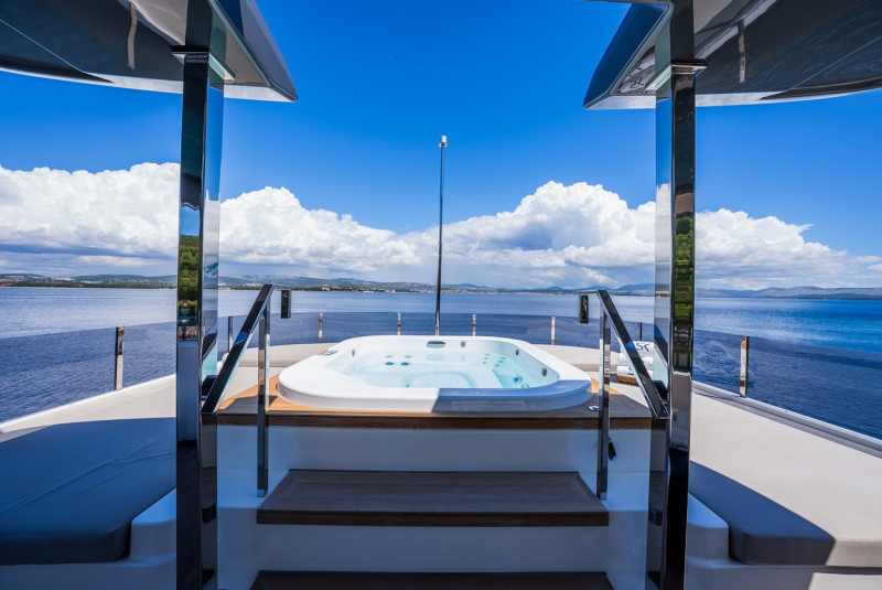 NAVETTA 33 2019 108' 3" CUSTOM LINE