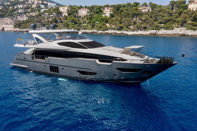 95 RPH 2017 93' 11" AZIMUT YACHTS