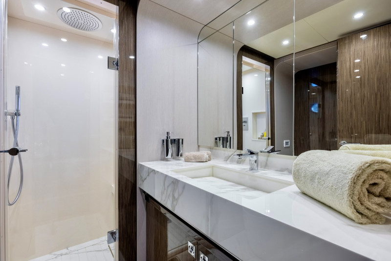 95 RPH 2017 93' 11" AZIMUT YACHTS