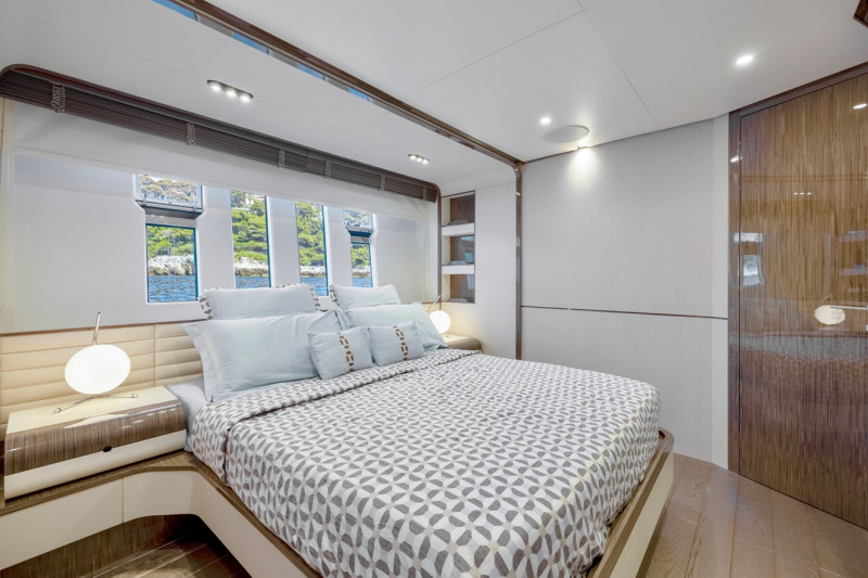 95 RPH 2017 93' 11" AZIMUT YACHTS