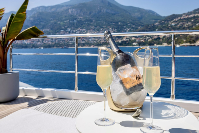 95 RPH 2017 93' 11" AZIMUT YACHTS