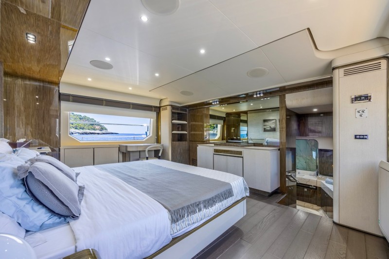 95 RPH 2017 93' 11" AZIMUT YACHTS