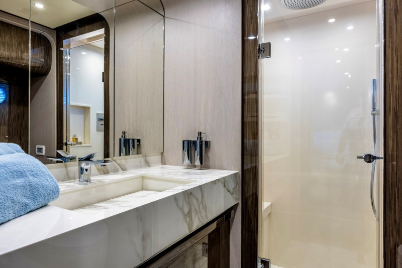 95 RPH 2017 93' 11" AZIMUT YACHTS