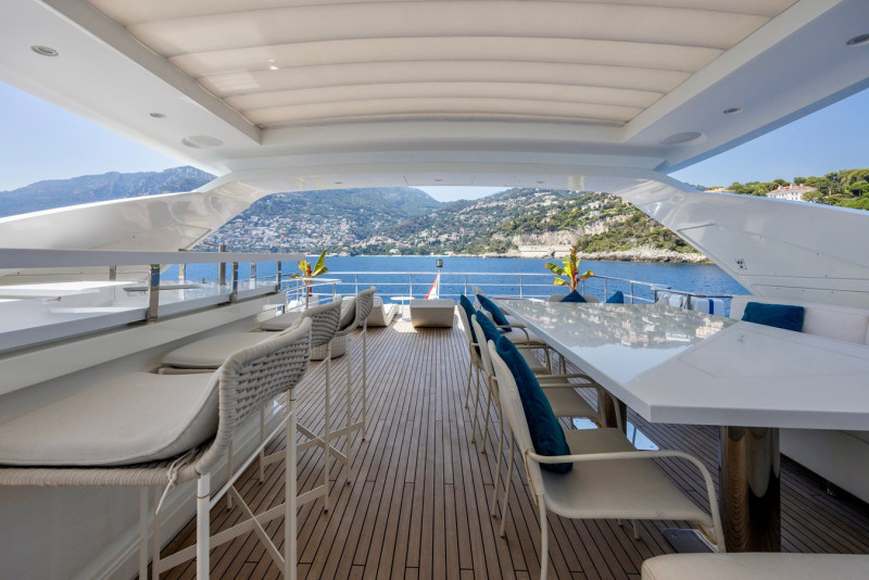 95 RPH 2017 93' 11" AZIMUT YACHTS