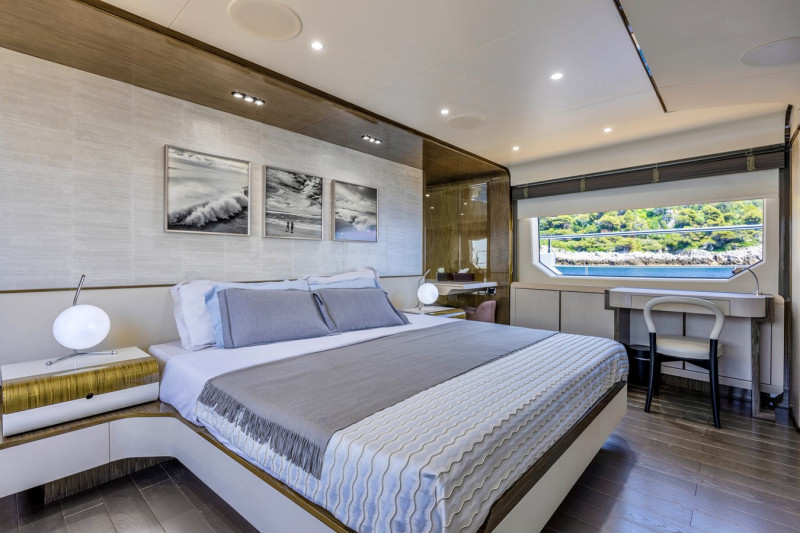 95 RPH 2017 93' 11" AZIMUT YACHTS