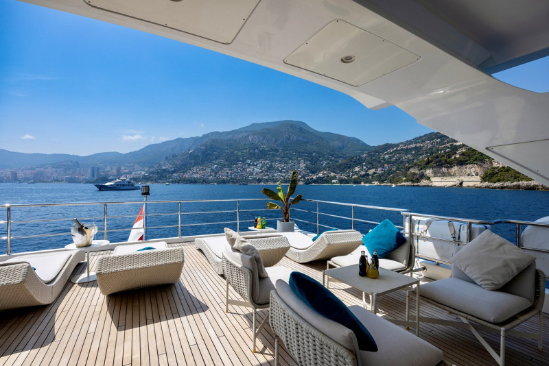 95 RPH 2017 93' 11" AZIMUT YACHTS