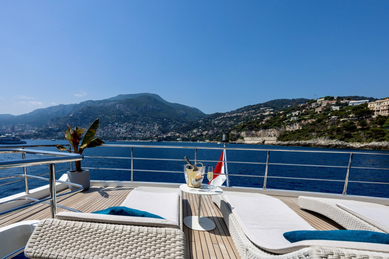 95 RPH 2017 93' 11" AZIMUT YACHTS