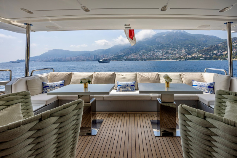 95 RPH 2017 93' 11" AZIMUT YACHTS