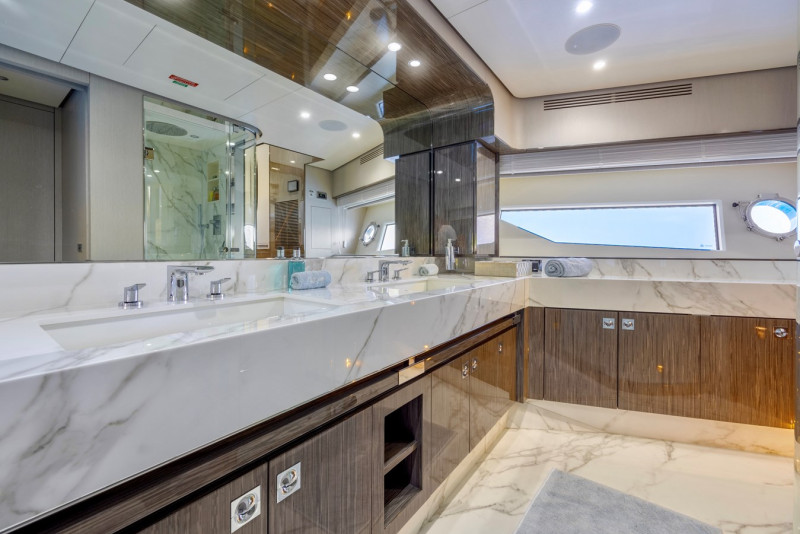 95 RPH 2017 93' 11" AZIMUT YACHTS