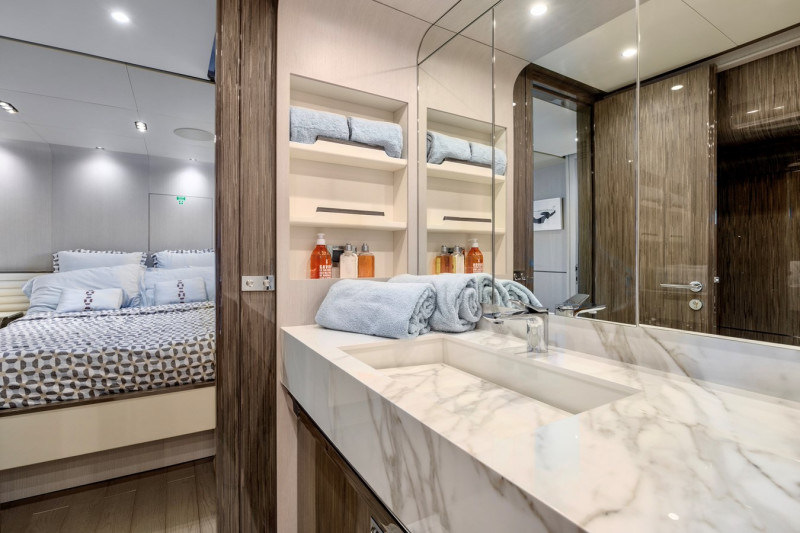 95 RPH 2017 93' 11" AZIMUT YACHTS