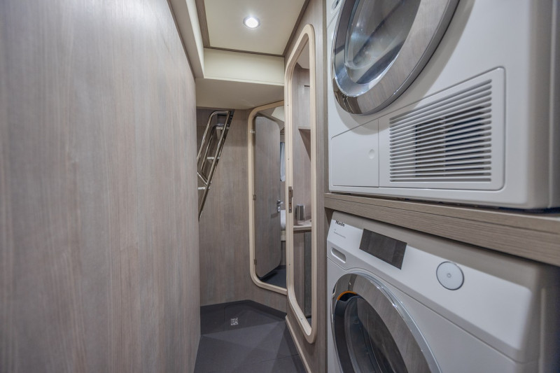 S8 2023 80' 0" AZIMUT YACHTS