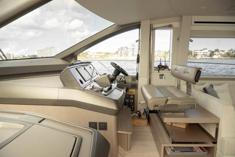 MANHATTAN 2022 69' 7" SUNSEEKER