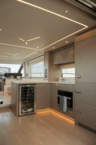 MANHATTAN 2022 69' 7" SUNSEEKER