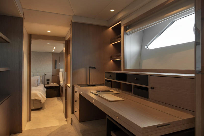 MANHATTAN 2022 69' 7" SUNSEEKER