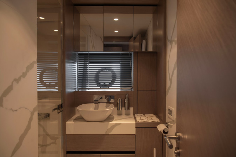 MANHATTAN 2022 69' 7" SUNSEEKER