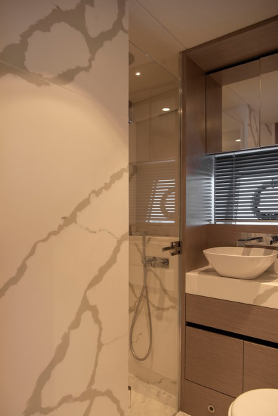 MANHATTAN 2022 69' 7" SUNSEEKER