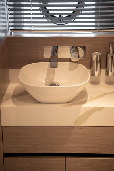 MANHATTAN 2022 69' 7" SUNSEEKER